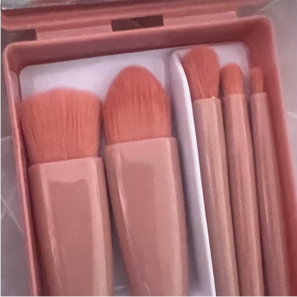 Mini Travel Makeup Brush 5 Piece Set in a Pink Mirrored Compact Case - Picture 6 of 16